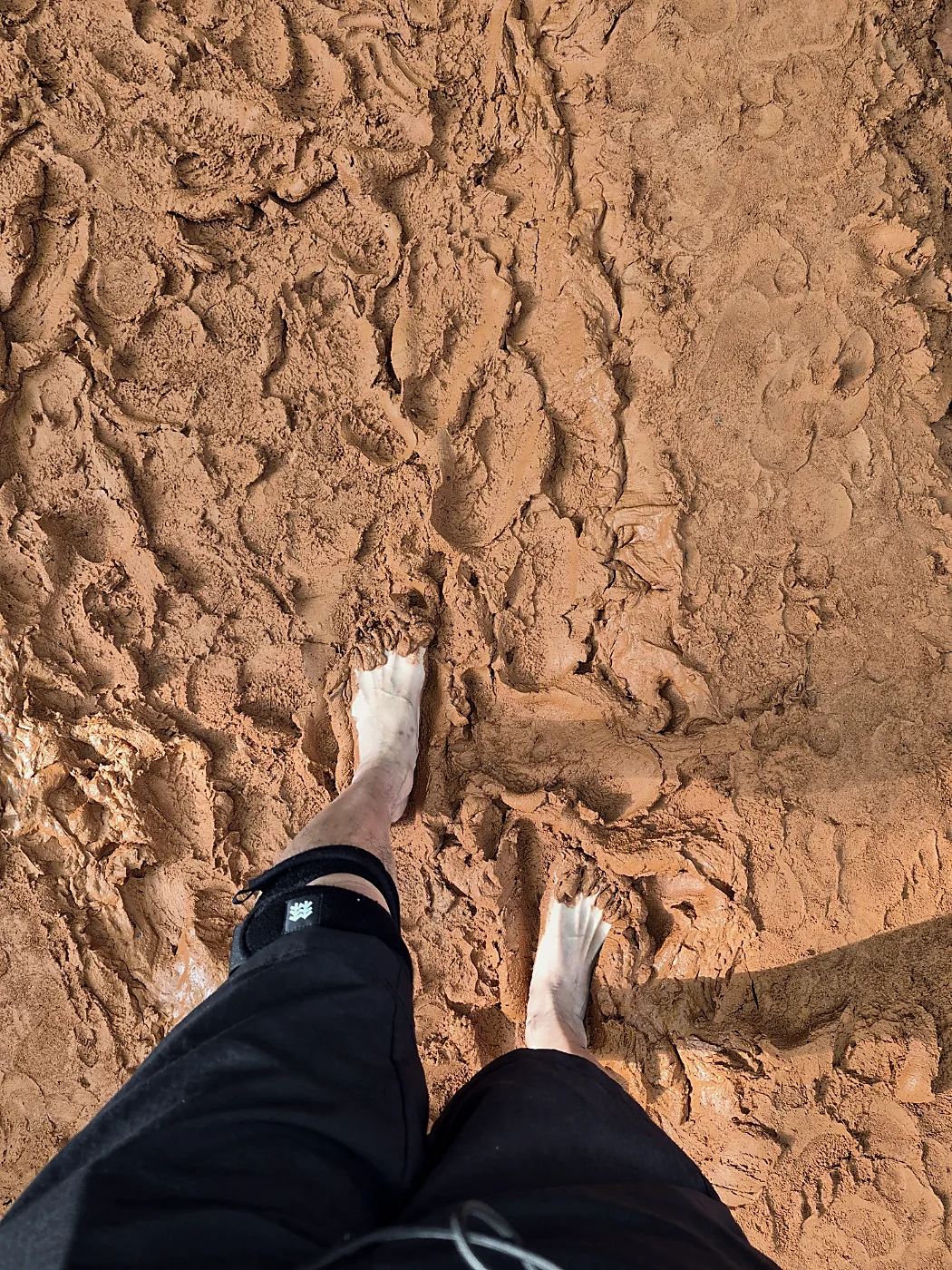 Seoul Trail Course 4: Mangu-Yongmasan 11 Bare feet on a red clay walking path